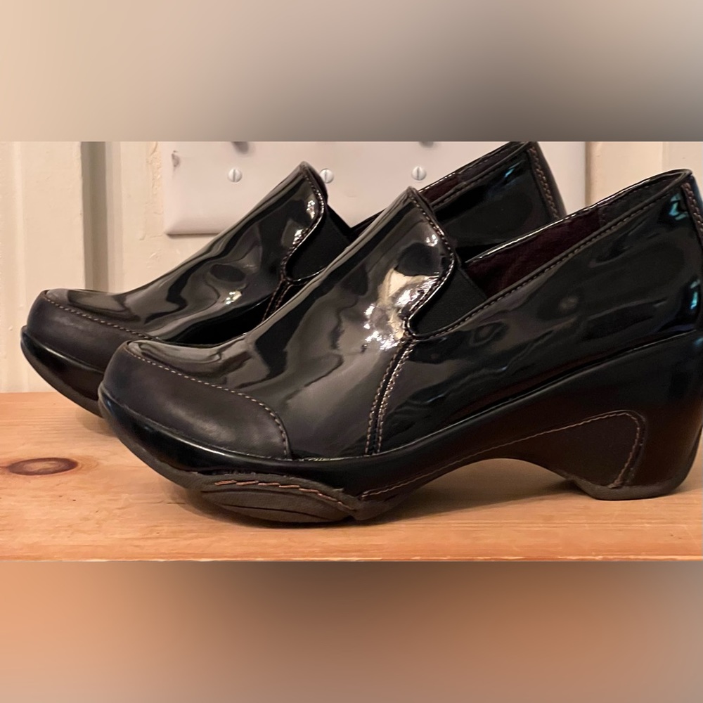 NIB JBU Women’s midnight clogs, 9M